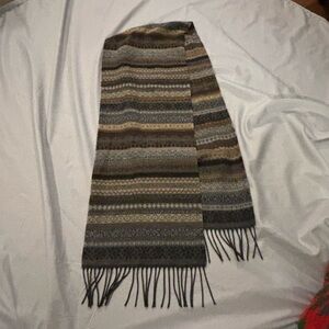 Roundtree & Yorke Earth Tone Patterned Scarf